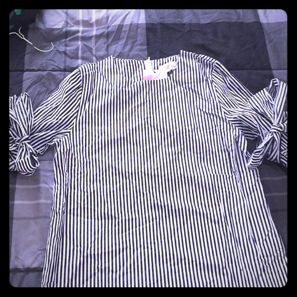 Beautiful nautical top with bow sleeves